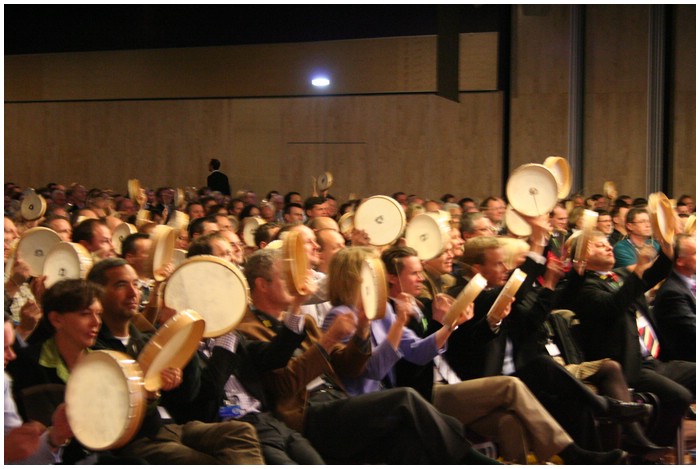 600 nordiske medarbejdere har fet hver deres tromme, og spiller sammen under 
ledelse af Play 'n Drum Percussion trio, Niels Kilele, Kjeld Friis og Mads Bischoff  p IBM's 
